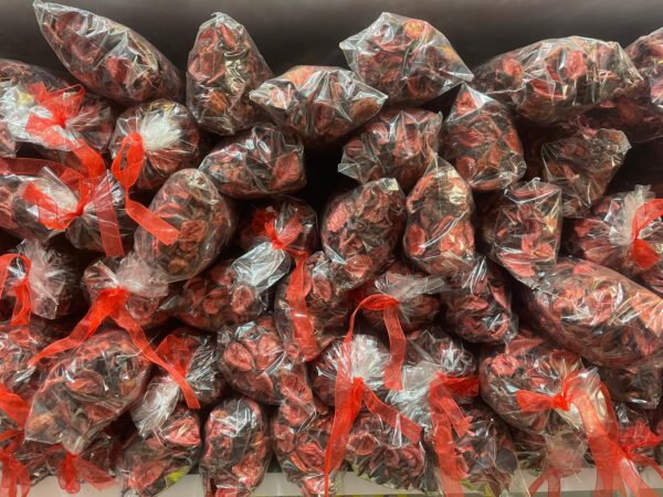 Pakette gül parçaları